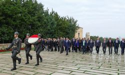 Özgür Özel ve YDK üyeleri Anıtkabir'i ziyaret etti…