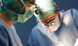 Hastayı masada bırakarak hemşireyle ilişkiye giren doktor hakkında karar