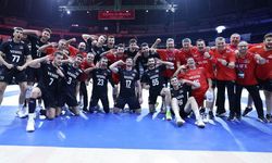 CHP lideri Özel, çeyrek finale yükselen Erkek Milli Voleybol Takımı'nı tebrik etti...
