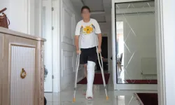 Akran zorbalığına uğradı, ayağı kırıldı... Okul 'şakalaşan' çocukları okuldan 1 gün uzaklaştırmış!