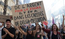Paris sokakları yanıyor…