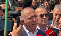 Kayyum Gürsel Tekin İl Binası önünde açıklama yaptı: Tekin'e su şişesi fırlatıldı