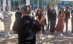Üniversitede derslik yok… Eğitim bahçede!