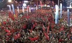 CHP lideri Özgür Özel Kadıköy’de on binlerle buluştu