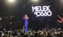 Melek Mosso sahneden seslendi: Şiddet uygulayan erkekleri...