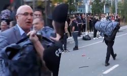 CHP İstanbul İl Başkanlığı önünde ağır yük taşıtılan kadın polise Mahmut Tanal yardım etti