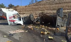 Kavun kamyonu yolcu otobüsüyle çarpıştı: Ölü ve yaralılar var...