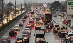 İstanbul'da sağanak trafiği felç etti
