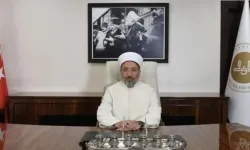 Diyanet İşleri Başkanı makamına Atatürk portresi astı