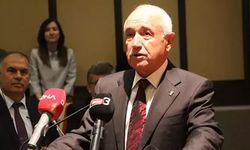 AKP'li Cemil Çiçek'e mesaj attığını zannederken, yanlış kişiden torpil istedi