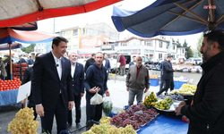 Saadet Partisi lideri Arıkan, 200 TL ile pazar alışverişine çıktı! 2009'da 5 gram altın, 2025'te 4 kıvırcık!