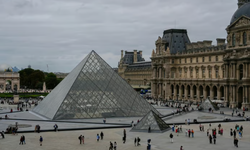Paris’te şipşak soygun: Louvre Müzesi 7 dakikada soyuldu!