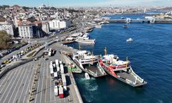 Sirkeci'de bir arabalı vapur önce başka bir feribota, daha sonra iskeleye çarptı!
