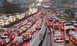 Deprem paniği yollara düşürdü... İstanbul'da trafik yoğunluğu yüzde 71 olarak ölçüldü!