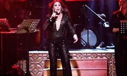 "Tayt olayına 'dur' deyin" diyen Nükhet Duru, transparan taytla sahneye çıktı!