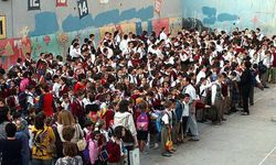 2 bin 500’den fazla öğrenci aynı binada…  60–65 kişilik sınıflarda ders görüyor!