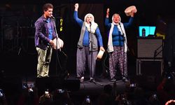 Pinhani, Fethiye konserinde Delbekçi Teyzeler ile düet yaptı