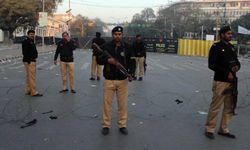 Pakistan'da adliye önünde 'canlı bomba' patlaması: Çok sayıda ölü var...