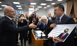 Bütçe komisyonunda CHP'li vekillerden Bakan Şimşek'e papağanlı - pullu protesto