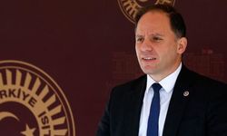 CHP lideri Özgür Özel işareti verdi ve CHP'li Yavuzyılmaz belgesini paylaştı