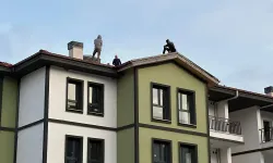 Ücretleri ödenmeyen TOKİ işçileri çatıya çıktı