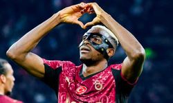 Osimhen uçaktan indi ve gazetecilere sağlık durumunu açıkladı