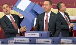 Ali Mahir Başarır Meclis'te İBB iddianamesinin boş dosyalarını attı
