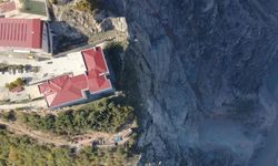 Artvin'de kaya parçası koptu, 600 öğrenci tahliye edildi...