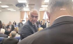 Bakan Ersoy'a şok protesto! Sıkmam bu adamın elini