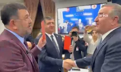 CHP'li vekillerden Bakan Bak'a kırmızı kartlı protesto... "VAR'dan döner o"