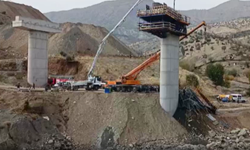 Son Dakika... Diyarbakır'da köprü inşaatı çöktü! 2 kişi enkaz altında