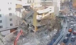 Ankara'da bina çöktü! Molozlar yola sıçradı