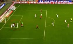 Süper Lig'de ilginç gol! Kavga sürerke top çizgiyi geçti
