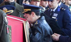 Şehit Pilot Yarbay Gökhan Korkmaz'ın cenaze töreninde yürek yakan görüntüler! Oğlu tabuta böyle sarıldı...