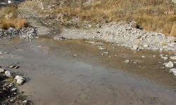 Ilgar Tüneli inşaatı dere yatağını kirletiyor… Köylüler şikayetçi!