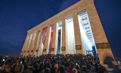 Anıtkabir ziyaretçi akınına uğradı