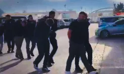 Silahla paylaşım yaptılar, kapıda polisi buldular