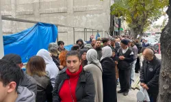 İktidar bu görüntüyle gurur duyar! 'Sosyal Konut' başvurularında metrelerce kuyruk