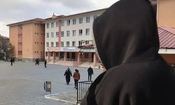 Kız öğrencilere ait mesajlaşma grubuna müstehcen fotoğraf gönderen öğretmen tutuklandı