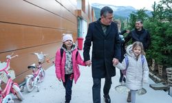 CHP lideri Özgür Özel, Ferdi Zeyrek’in ikiz kızlarını okula götürdü