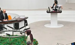 ‘LGBTİ+ simgesi var’ deyip kürsüye yürüdü