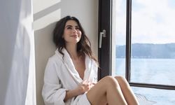 Nesrin Cavadzade'nin pencere önündeki pozları sosyal medyayı salladı