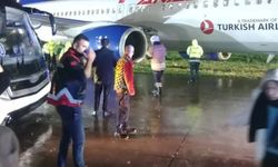 Sabiha Gökçen'de AJet'in Boeing 737-800 tipi yolcu uçağı pistten çıktı! Korku dolu anlar...