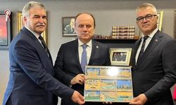 CHP’den AKP’ye geçen isim kendisini tehdit eden vekile hediye götürdü