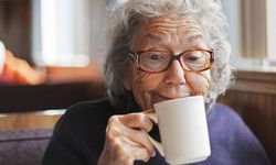Yaşlılarda fazla kahve tüketimi kronik ağrıları artırıyor olabilir…
