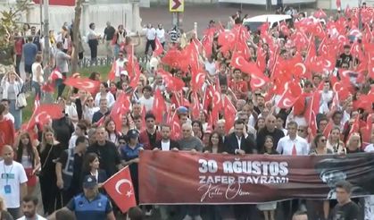 Beşiktaş’ta büyük Zafer yürüyüşü: ‘Mustafa Kemal’in askerleriyiz’