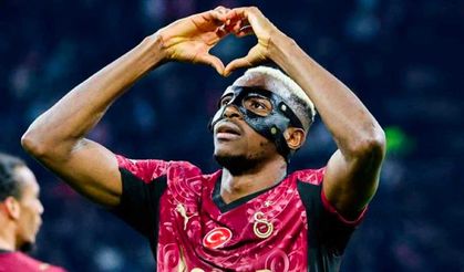 Osimhen uçaktan indi ve gazetecilere sağlık durumunu açıkladı