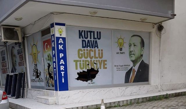 Hastanedeki atamaya kızdı, AKP'nin camlarını kırdı!