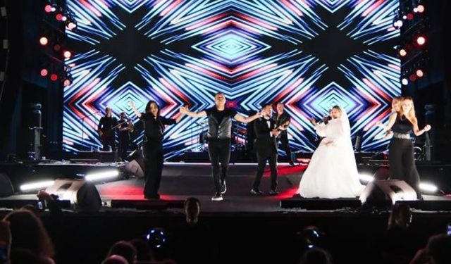 Haluk Levent, konserine gelen gelin-damata balayı hediye etti