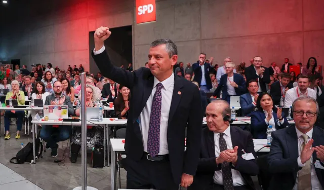 Özel "mücadeleye devam" mesajını Berlin'de yineledi: Almanlar ayakta alkışladı